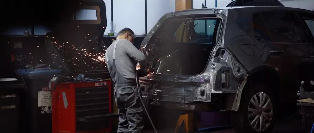 Werkstatt Service - Mechaniker bei der Arbeit